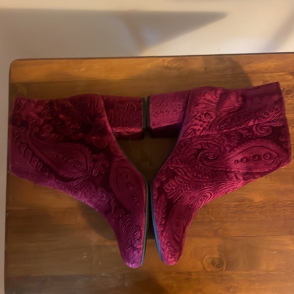 Zigs soho (7.5) Beautiful fabric color wraps around the heel. Zip entry 2” heel. - Picture 9 of 9